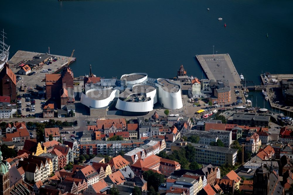 Stralsund aus der Vogelperspektive: Hafeninsel mit dem Ozeaneum Meereskunde- Museum in der Hansestadt Stralsund in Mecklenburg - Vorpommern