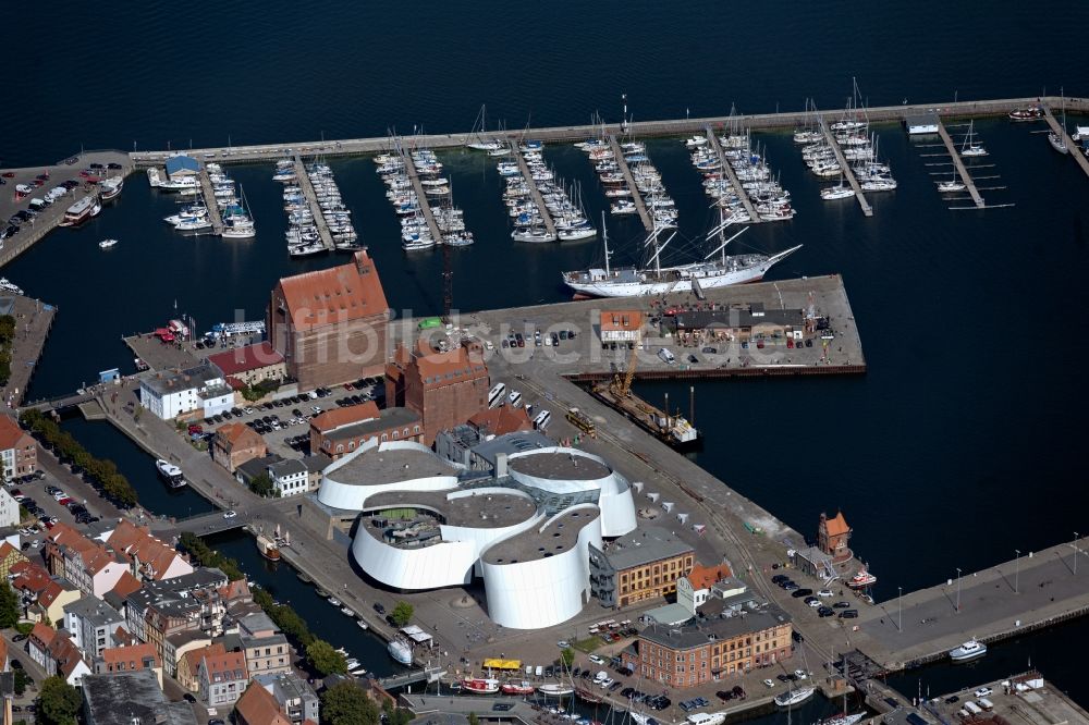 Stralsund von oben - Hafeninsel mit dem Ozeaneum Meereskunde- Museum in der Hansestadt Stralsund in Mecklenburg - Vorpommern