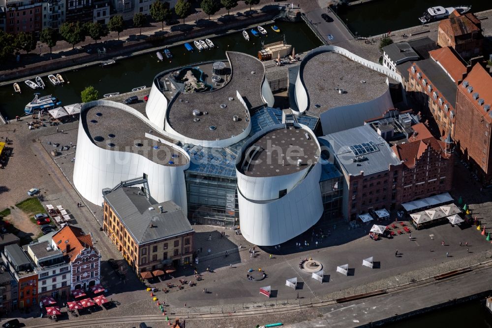 Luftbild Stralsund - Hafeninsel mit dem Ozeaneum Meereskunde- Museum in der Hansestadt Stralsund in Mecklenburg - Vorpommern