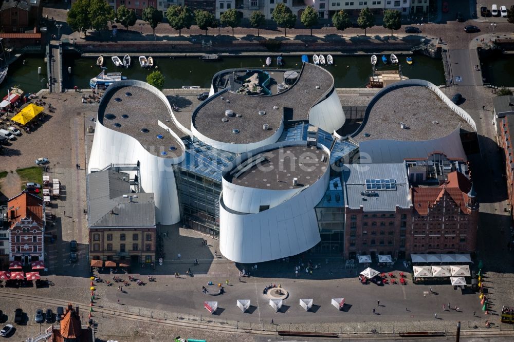 Luftaufnahme Stralsund - Hafeninsel mit dem Ozeaneum Meereskunde- Museum in der Hansestadt Stralsund in Mecklenburg - Vorpommern