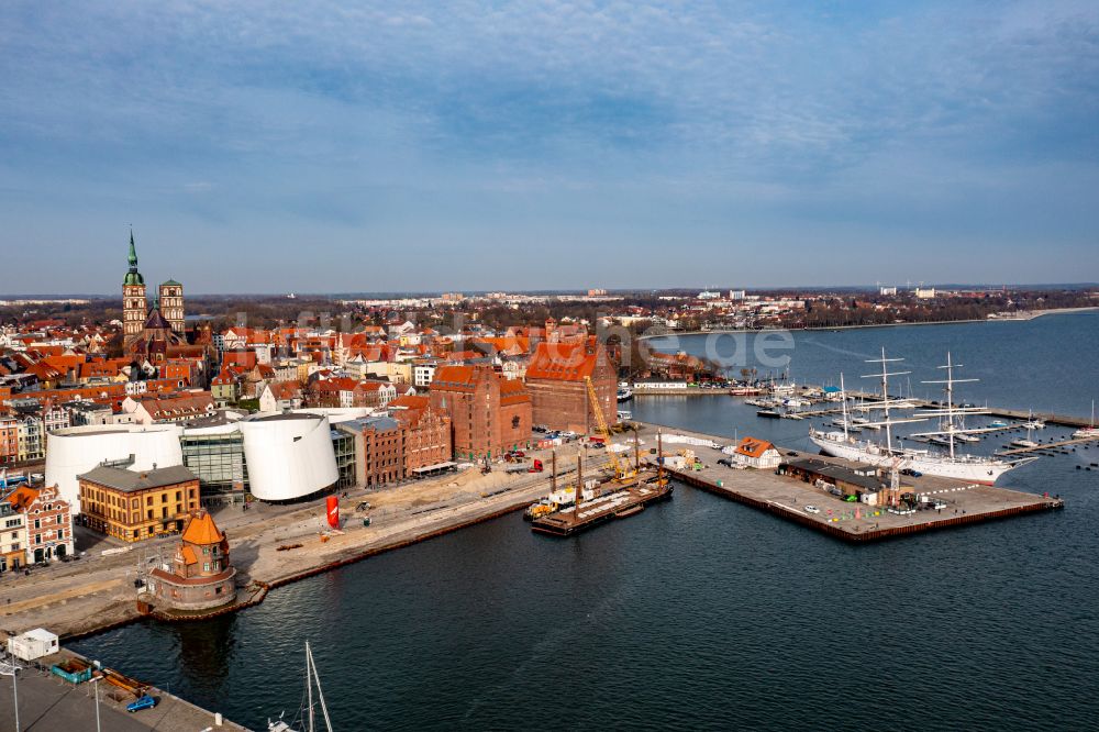 Hansestadt Stralsund aus der Vogelperspektive: Hafeninsel mit dem Ozeaneum Meereskunde- Museum in der Hansestadt Stralsund in Mecklenburg - Vorpommern
