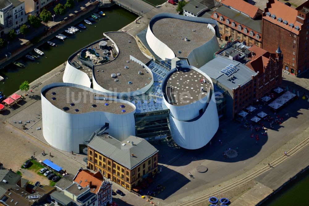 Luftbild Stralsund - Hafeninsel mit dem Ozeaneum Meereskunde- Museum in der Hansestadt Stralsund in Mecklenburg - Vorpommern