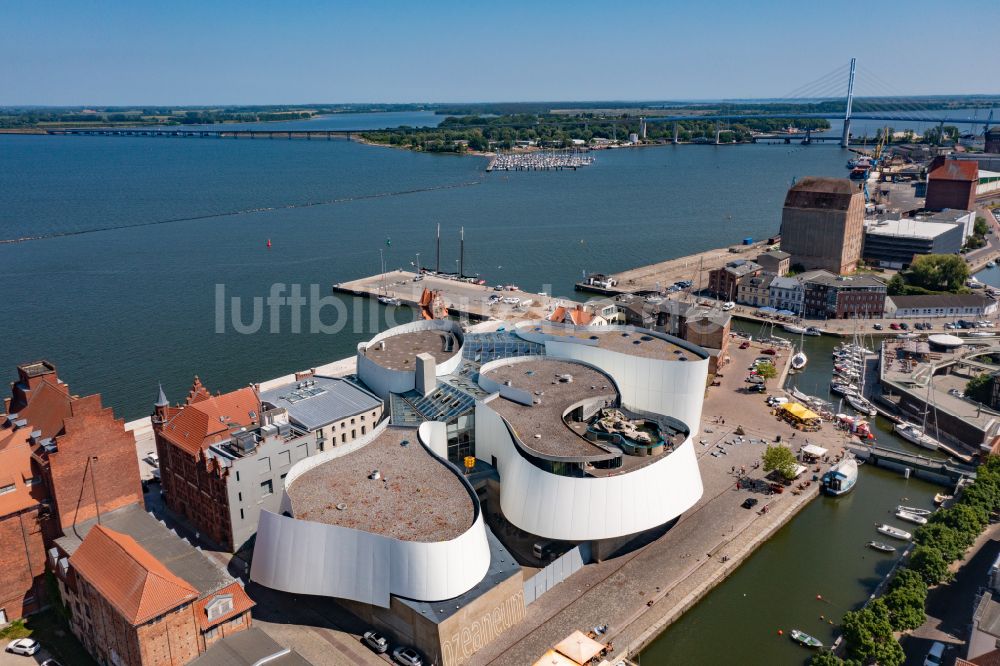Luftbild Hansestadt Stralsund - Hafeninsel mit dem Ozeaneum Meereskunde- Museum in der Hansestadt Stralsund in Mecklenburg - Vorpommern
