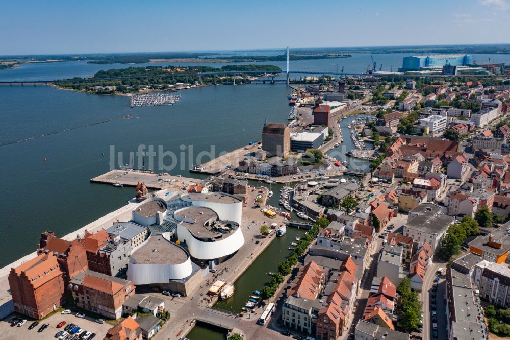 Luftaufnahme Hansestadt Stralsund - Hafeninsel mit dem Ozeaneum Meereskunde- Museum in der Hansestadt Stralsund in Mecklenburg - Vorpommern