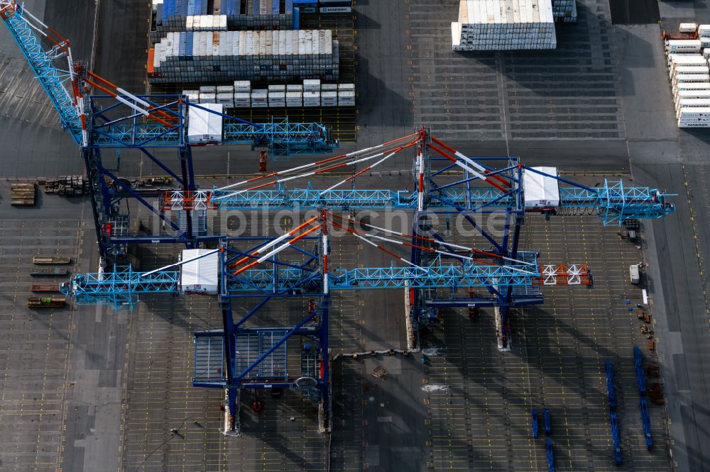 Bremerhaven aus der Vogelperspektive: Hafenkräne im Überseehafen in Bremerhaven im Bundesland Bremen, Deutschland