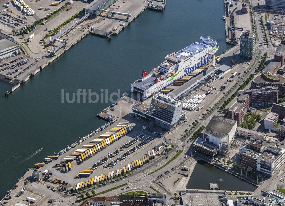Kiel von oben - Hafenplatz mit Fähre in Kiel im Bundesland Schleswig-Holstein, Deutschland