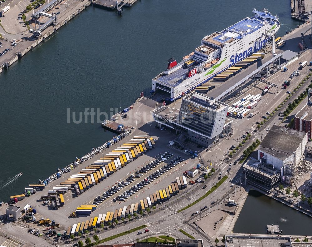 Kiel aus der Vogelperspektive: Hafenplatz mit Fähre in Kiel im Bundesland Schleswig-Holstein, Deutschland