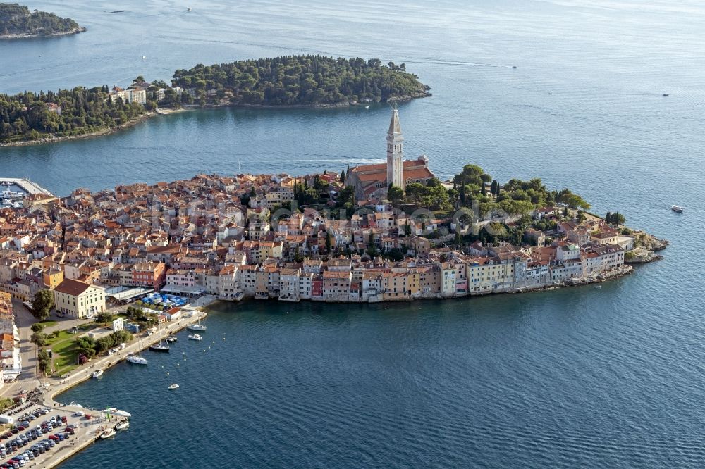 Rovinj aus der Vogelperspektive: Halbinsel auf dem Adriatischen Meer in Rovinj in Istirien - Istarska zupanija, Kroatien