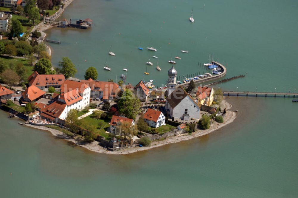 Luftaufnahme Wasserburg - Halbinsel mit Hafen und Kirche in Wasserburg