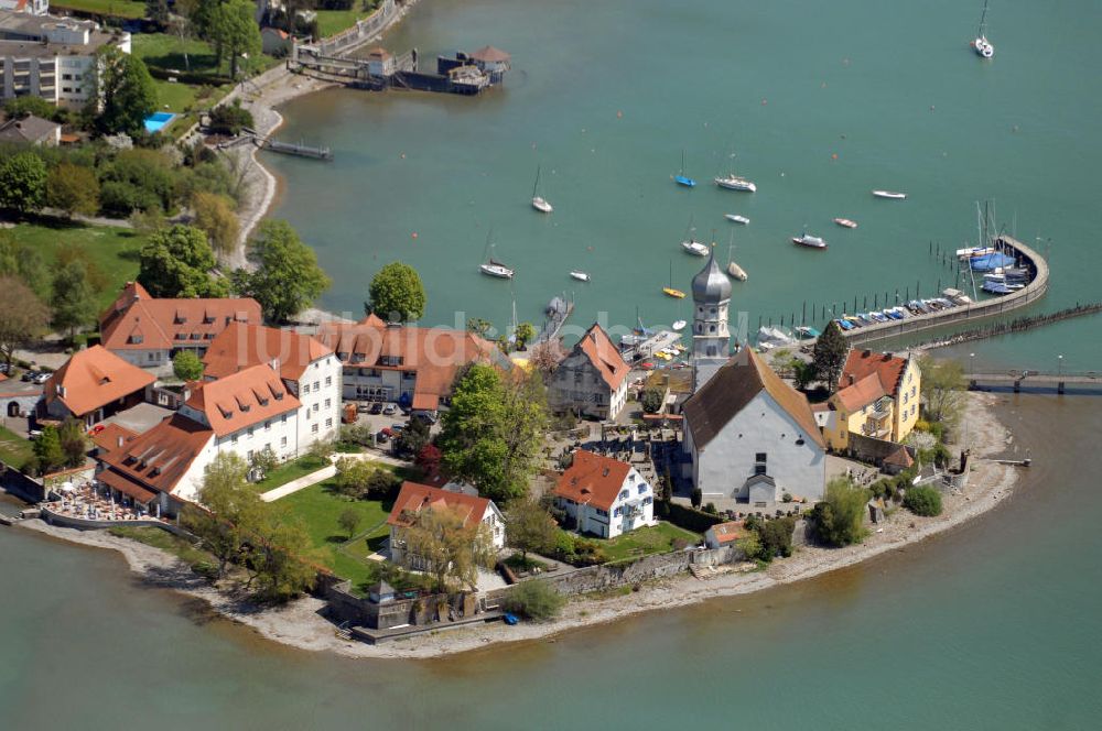 Wasserburg aus der Vogelperspektive: Halbinsel mit Hafen und Kirche in Wasserburg
