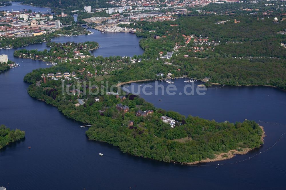 Luftaufnahme Potsdam - Halbinsel Herrmannswerder im Templiner See in Potsdam im Bundesland Brandenburg, Deutschland