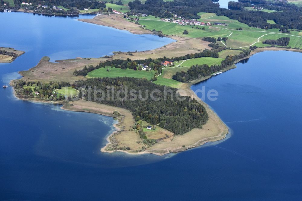 Luftaufnahme Breitbrunn am Chiemsee - Halbinsel Sassau auf dem Chiemsee in Breitbrunn am Chiemsee im Bundesland Bayern, Deutschland