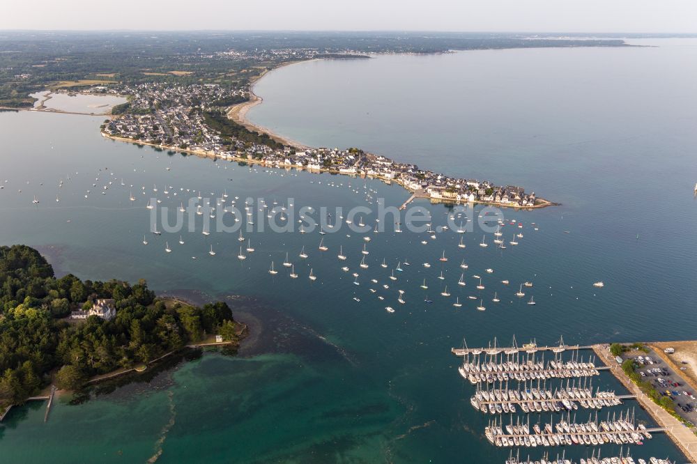Luftbild Ile-Tudy - Halbinsel mit Segelbooten in der Bucht in Ile-Tudy in Bretagne, Frankreich
