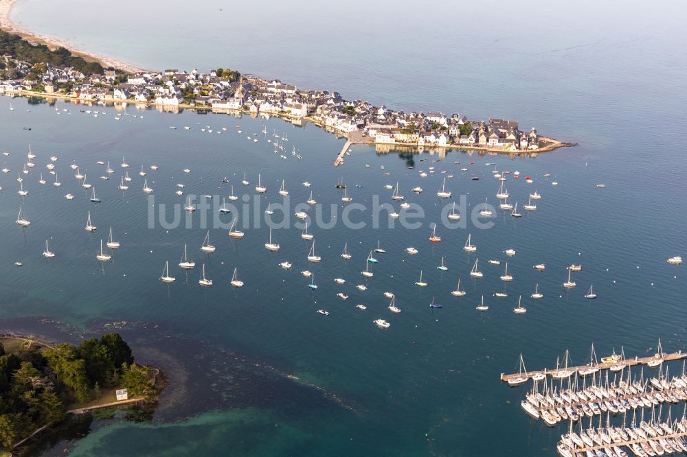 Luftaufnahme Ile-Tudy - Halbinsel mit Segelbooten in der Bucht in Ile-Tudy in Bretagne, Frankreich