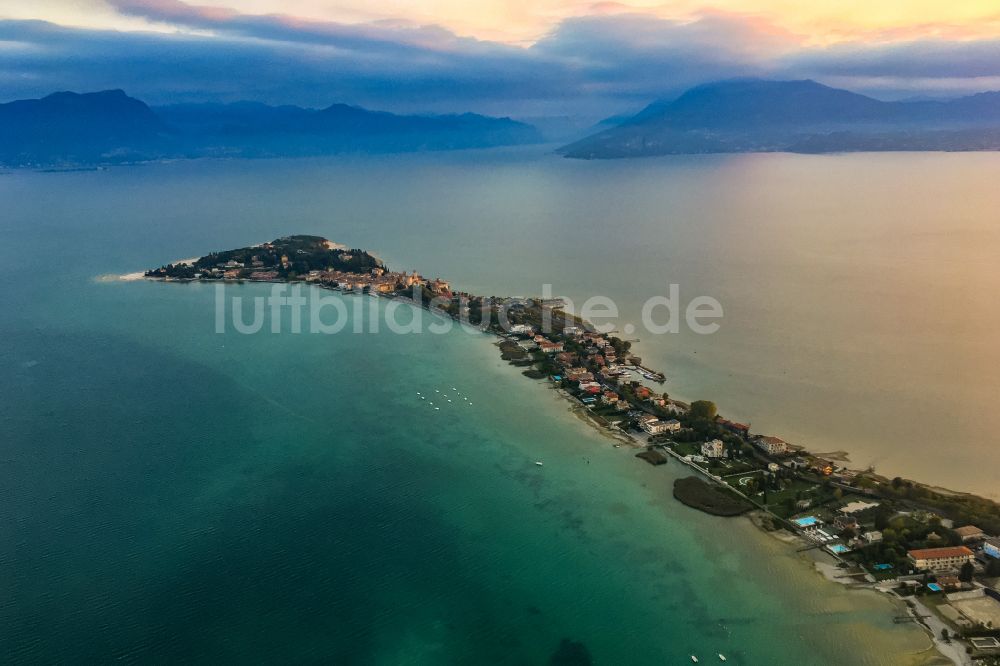 Luftaufnahme Sirmione - Halbinsel Sirmione auf dem Gardasee im Morgenlicht in Sirmione in der Lombardei -Lombardia, Italien