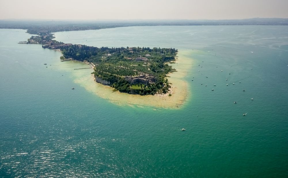 Luftbild Sirmione - Halbinsel Sirmione der Provinz Brescia am Garda See in Lombardia, Italien