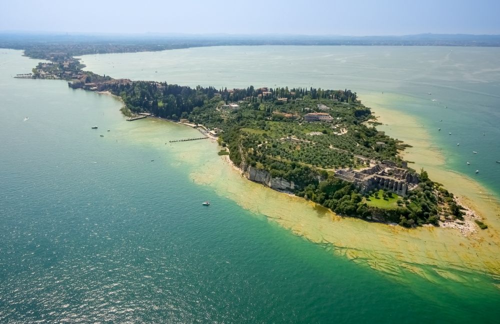 Luftaufnahme Sirmione - Halbinsel Sirmione der Provinz Brescia am Garda See in Lombardia, Italien
