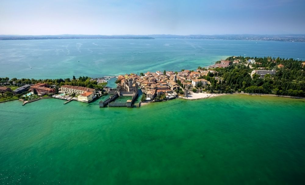 Luftbild Sirmione - Halbinsel Sirmione der Provinz Brescia am Garda See in Lombardia, Italien
