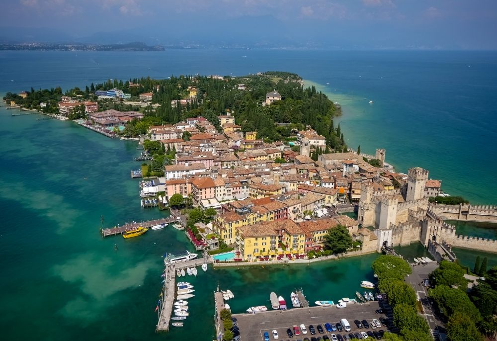 Sirmione von oben - Halbinsel Sirmione der Provinz Brescia am Garda See in Lombardia, Italien