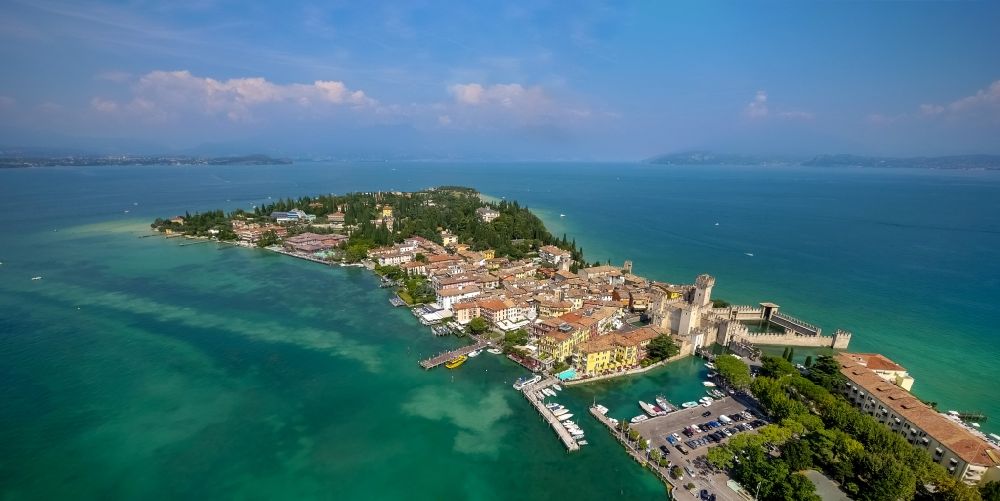 Sirmione aus der Vogelperspektive: Halbinsel Sirmione der Provinz Brescia am Garda See in Lombardia, Italien