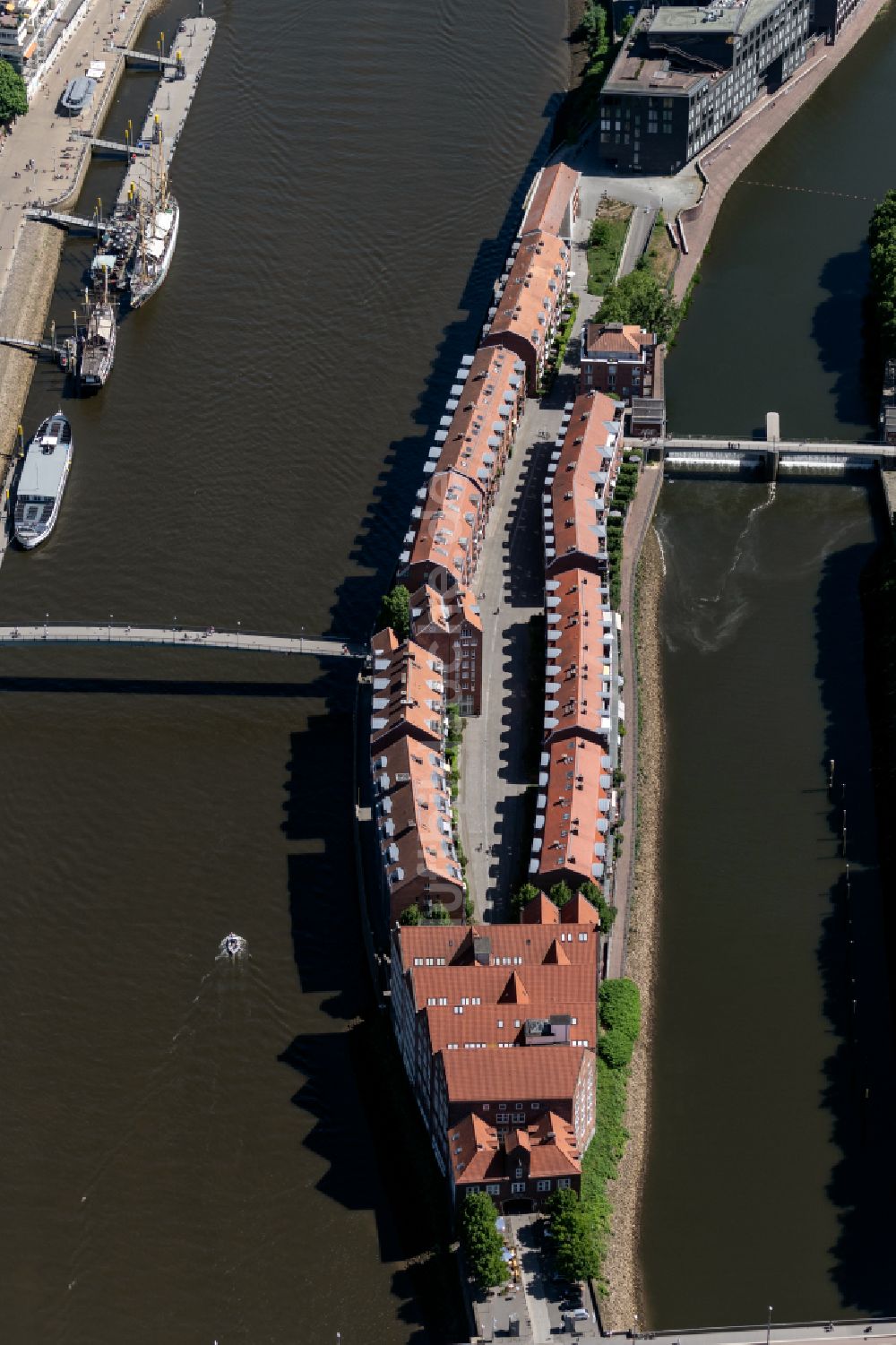 Bremen aus der Vogelperspektive: Halbinsel Teerhof zwischen dem Fluss Weser und der Kleinen Weser vor der Altstadt von Bremen