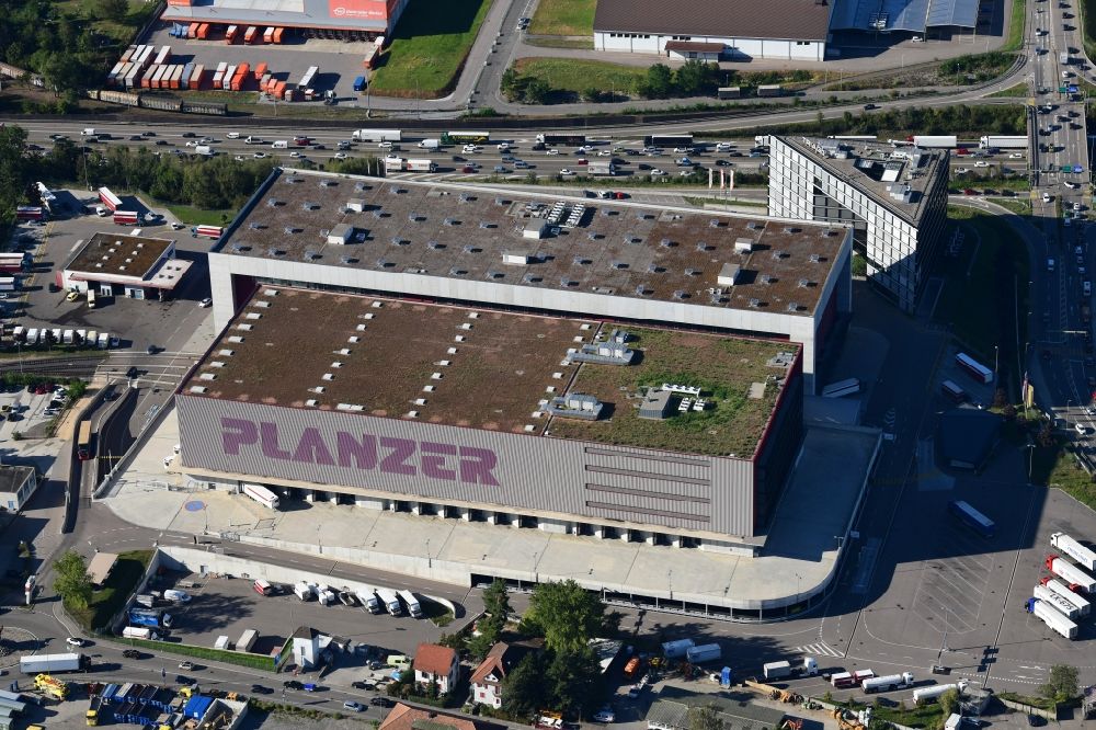 Pratteln aus der Vogelperspektive: Hallen und Gelände des Logistikzentrums Planzer Transport AG in Pratteln im Kanton Basel-Landschaft, Schweiz