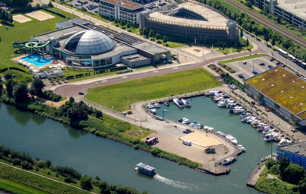 Oberhausen aus der Vogelperspektive: Hallenschwimmbad und Yachthafen im Freizeitzentrum in der Neuen Mitte Oberhausen