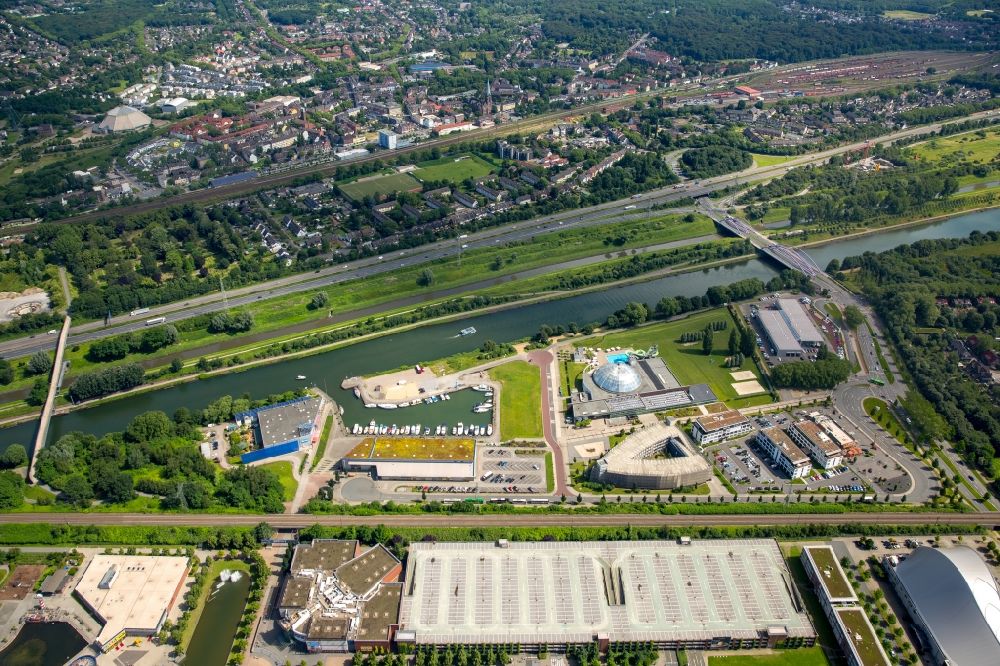 Luftbild Oberhausen - Hallenschwimmbad und Yachthafen im Freizeitzentrum in der Neuen Mitte Oberhausen