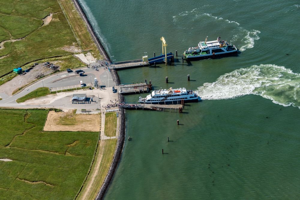 Luftbild Hooge - Hallig Hooge Hafenanlage mit Passagierschiff Adler Express und Hilligenlei Fährschiff beim Anlegen im Bundesland Schleswig-Holstein, Deutschland