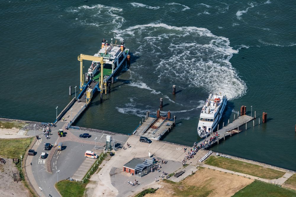 Luftbild Hooge - Hallig Hooge Hafenanlage mit Passagierschiff Adler Express und Hilligenlei Fährschiff beim Anlegen im Bundesland Schleswig-Holstein, Deutschland