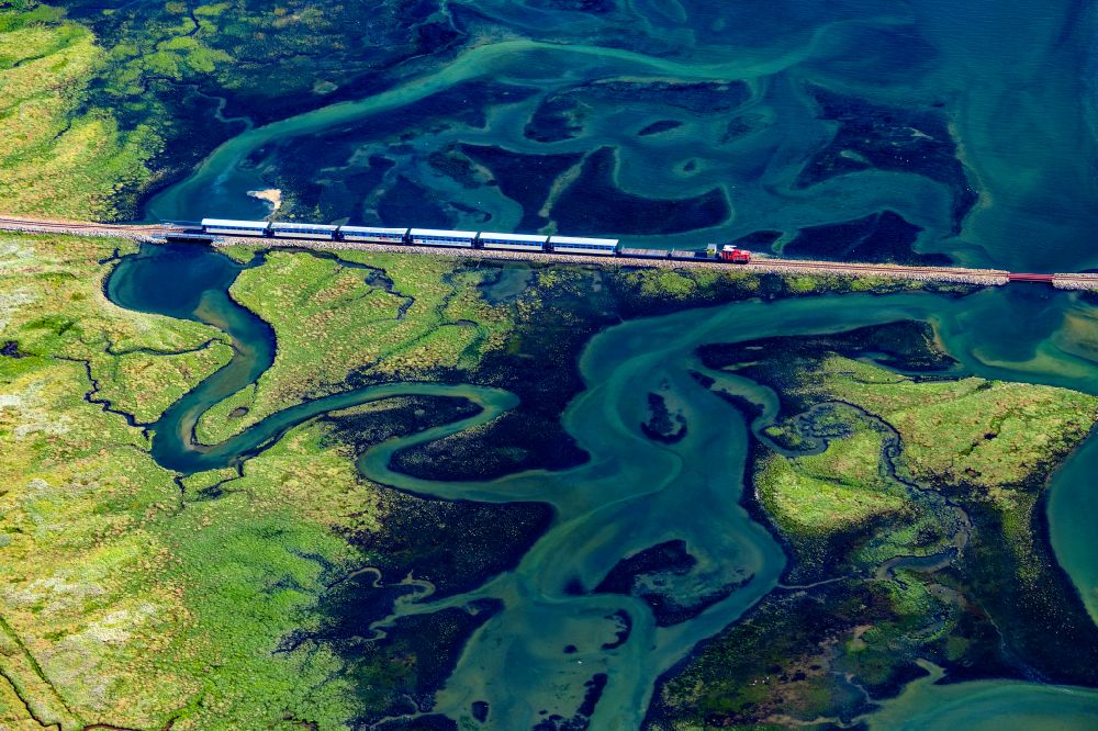 Luftaufnahme Wangerooge - Hallig- Landschaft mit fahrenden Zug der Wangerooger Inselbahn in Wangerooge im Bundesland Niedersachsen, Deutschland