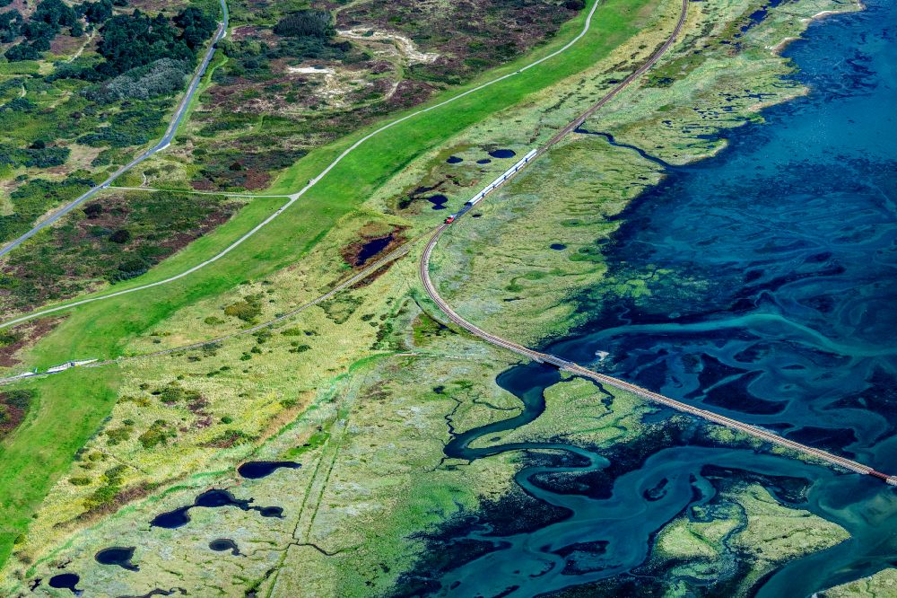 Wangerooge aus der Vogelperspektive: Hallig- Landschaft mit fahrenden Zug der Wangerooger Inselbahn in Wangerooge im Bundesland Niedersachsen, Deutschland