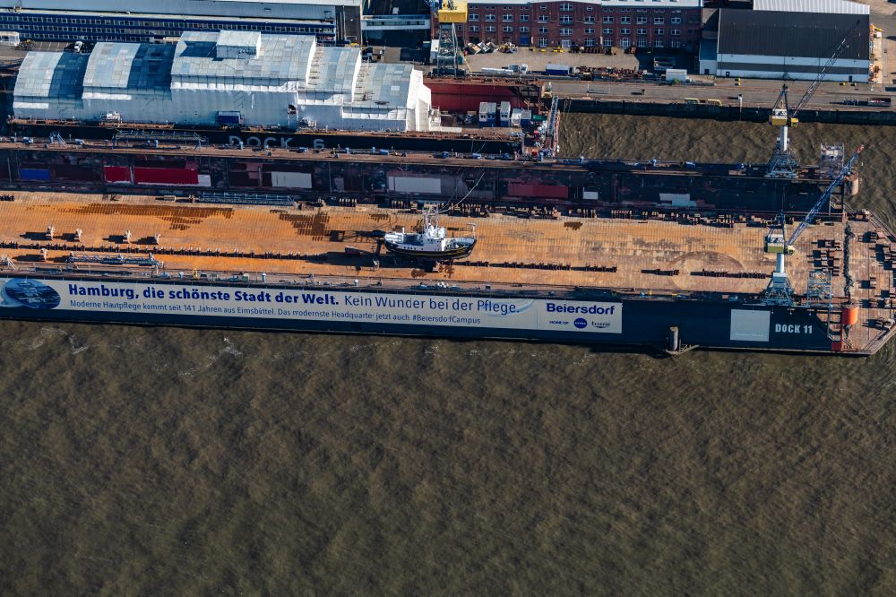 Luftbild Hamburg - Hamburg Trockendock 11 mit dem Schiff Spirit of Ginette Erbauer der Yacht ist Svendborg Skibsvaerft aus Dänemark auf dem Blohm und Voss Dock 11 Elbe in Hamburg