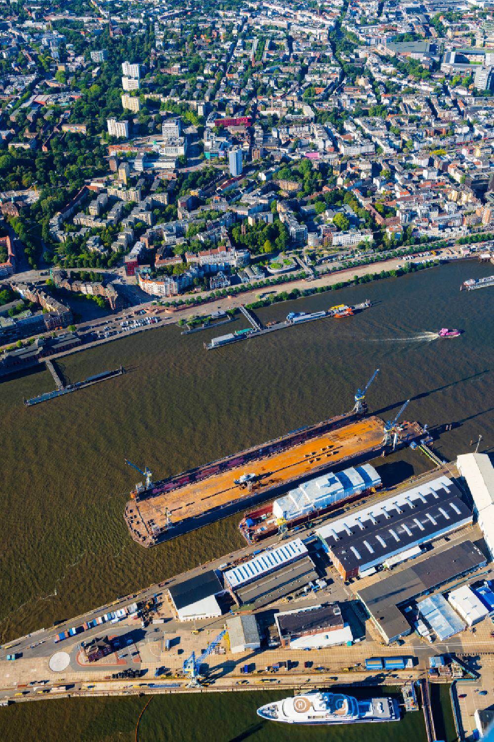 Luftbild Hamburg - Hamburg Trockendock 11 mit dem Schiff Spirit of Ginette Erbauer der Yacht ist Svendborg Skibsvaerft aus Dänemark auf dem Blohm und Voss Dock 11 Elbe in Hamburg