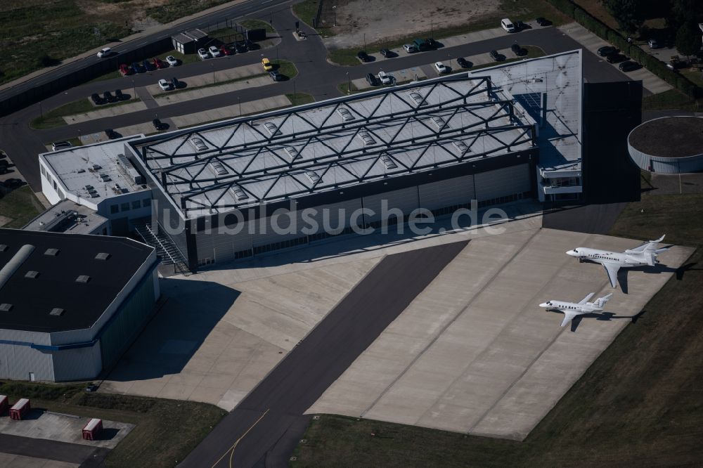 Braunschweig aus der Vogelperspektive: Hangar- Anlagen und Flugzeughallen zur Luftfahrzeugwartung am Flughafen in Braunschweig im Bundesland Niedersachsen, Deutschland