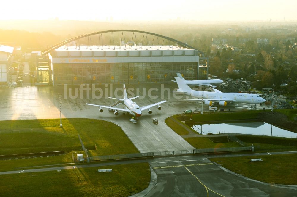Hamburg von oben - Hangar- Anlagen und Flugzeughallen zur Luftfahrzeugwartung am Flughafen im Ortsteil Fuhlsbüttel in Hamburg, Deutschland