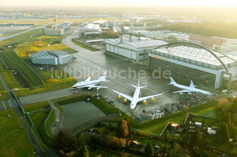 Hamburg aus der Vogelperspektive: Hangar- Anlagen und Flugzeughallen zur Luftfahrzeugwartung am Flughafen im Ortsteil Fuhlsbüttel in Hamburg, Deutschland