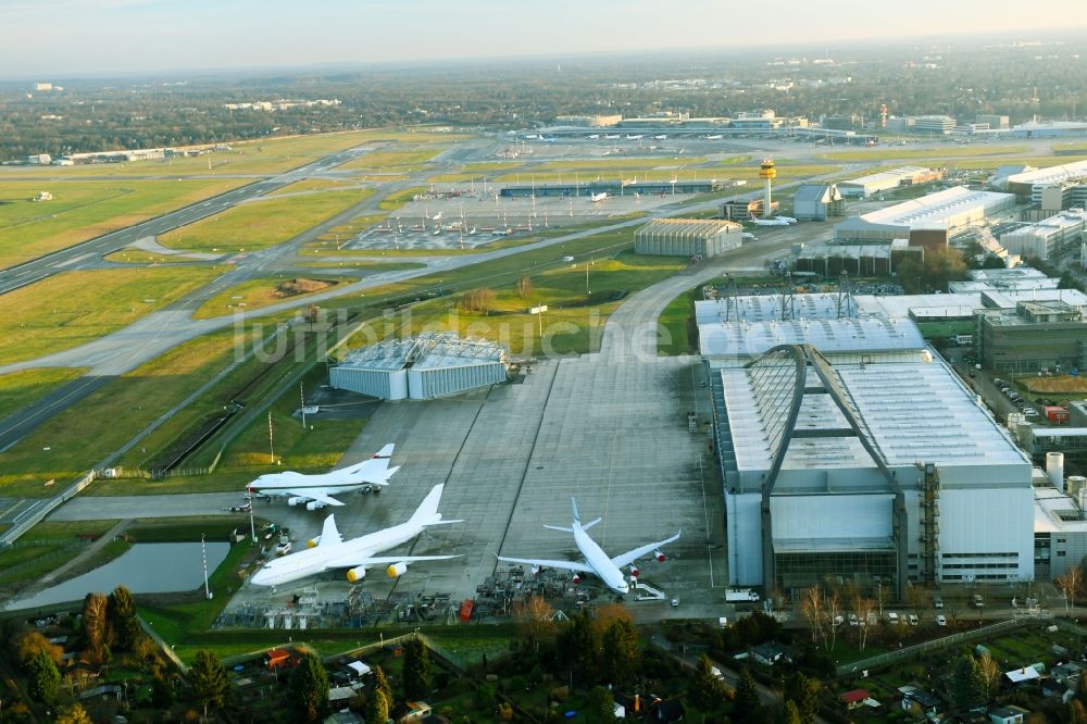 Luftbild Hamburg - Hangar- Anlagen und Flugzeughallen zur Luftfahrzeugwartung am Flughafen im Ortsteil Fuhlsbüttel in Hamburg, Deutschland