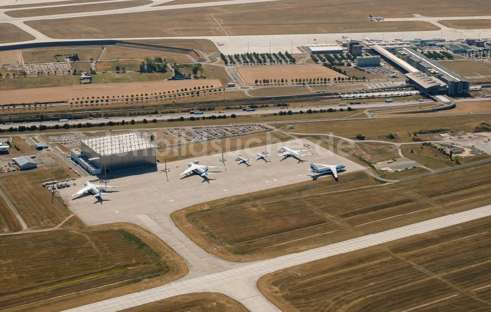 Luftbild Schkeuditz - Hangar- Anlagen und Flugzeughallen zur Luftfahrzeugwartung an der Towerstraße in Schkeuditz im Bundesland Sachsen, Deutschland