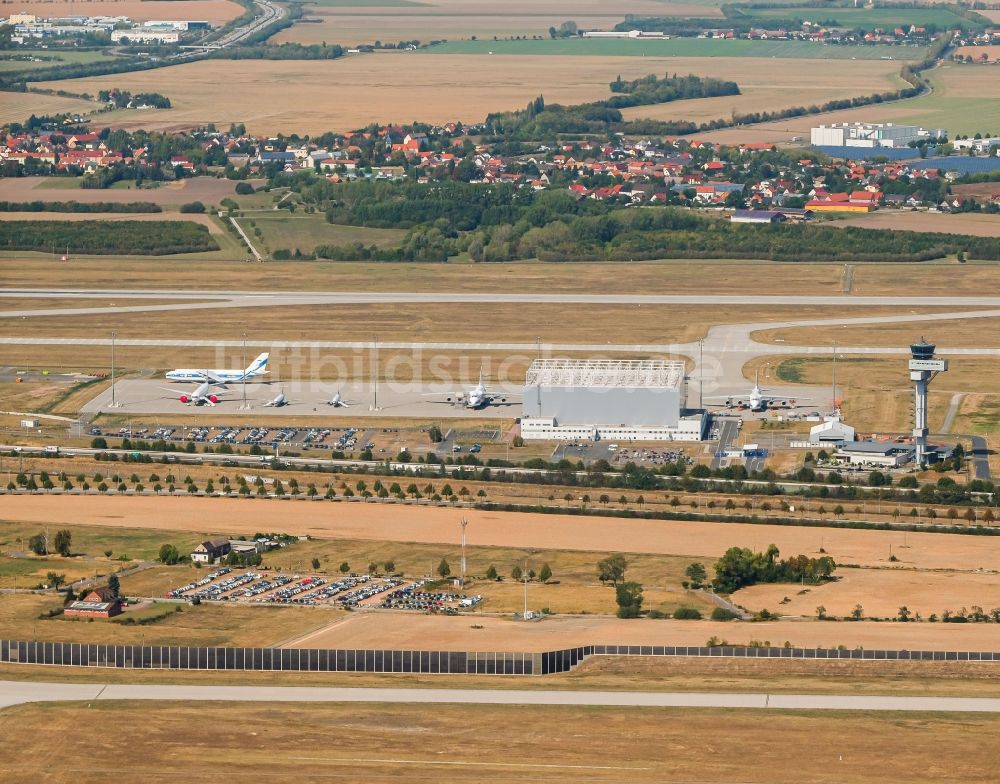 Schkeuditz von oben - Hangar- Anlagen und Flugzeughallen zur Luftfahrzeugwartung an der Towerstraße in Schkeuditz im Bundesland Sachsen, Deutschland