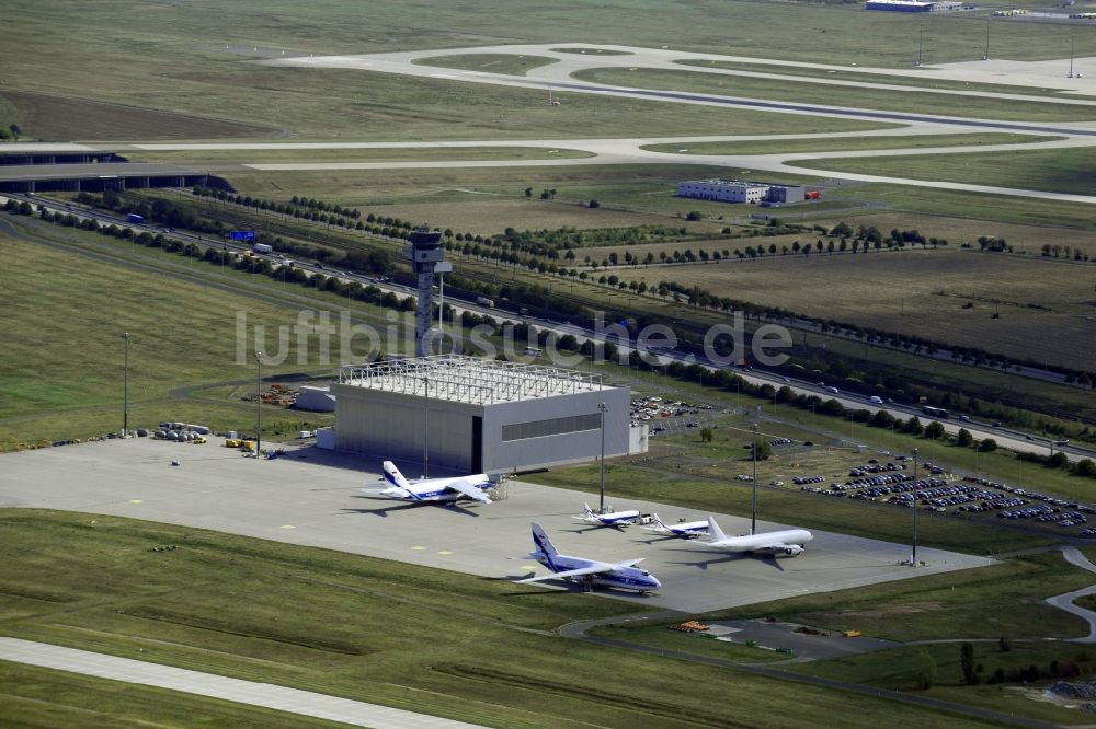 Luftbild Schkeuditz - Hangar- Anlagen und Flugzeughallen zur Luftfahrzeugwartung an der Towerstraße in Schkeuditz im Bundesland Sachsen, Deutschland