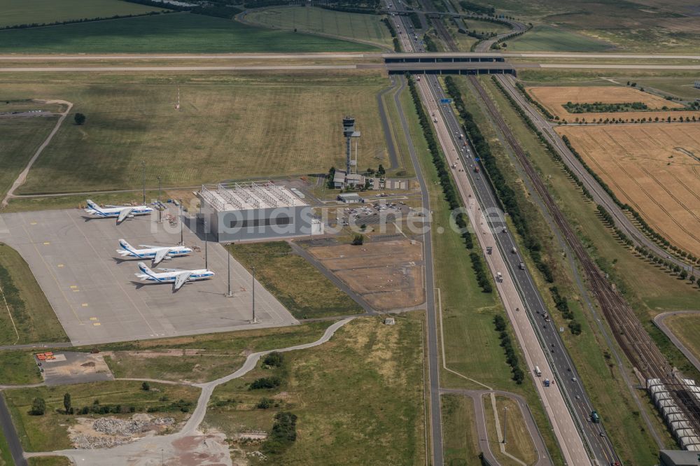 Schkeuditz von oben - Hangar- Anlagen und Flugzeughallen zur Luftfahrzeugwartung an der Towerstraße in Schkeuditz im Bundesland Sachsen, Deutschland