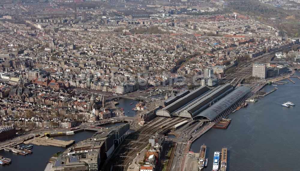 Luftaufnahme Amsterdam - Hauptbahnhof Amsterdam Centraal im Centrum in Amsterdam in Noord-Holland, Niederlande