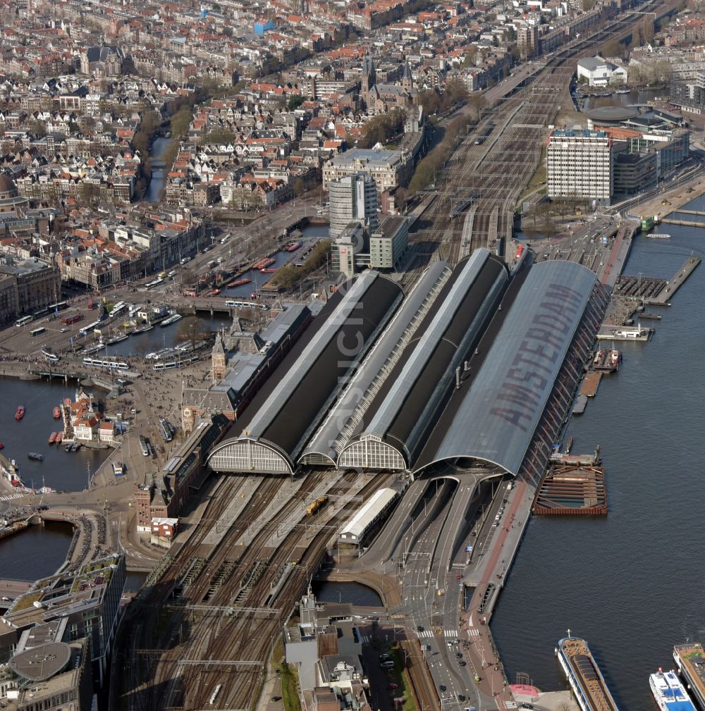 Amsterdam von oben - Hauptbahnhof Amsterdam Centraal im Centrum in Amsterdam in Noord-Holland, Niederlande