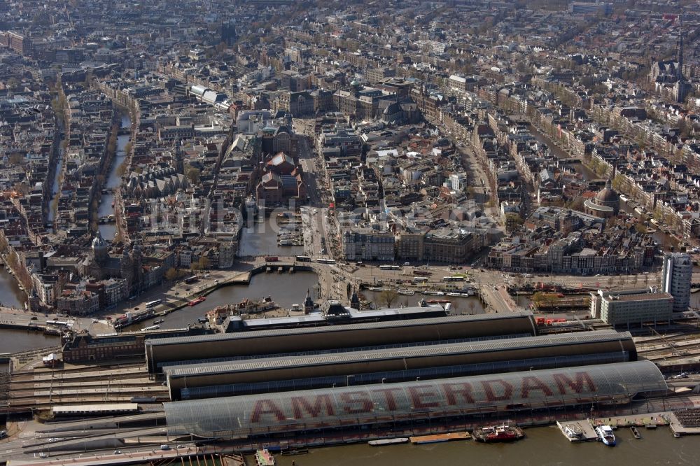 Amsterdam aus der Vogelperspektive: Hauptbahnhof Amsterdam Centraal im Centrum in Amsterdam in Noord-Holland, Niederlande
