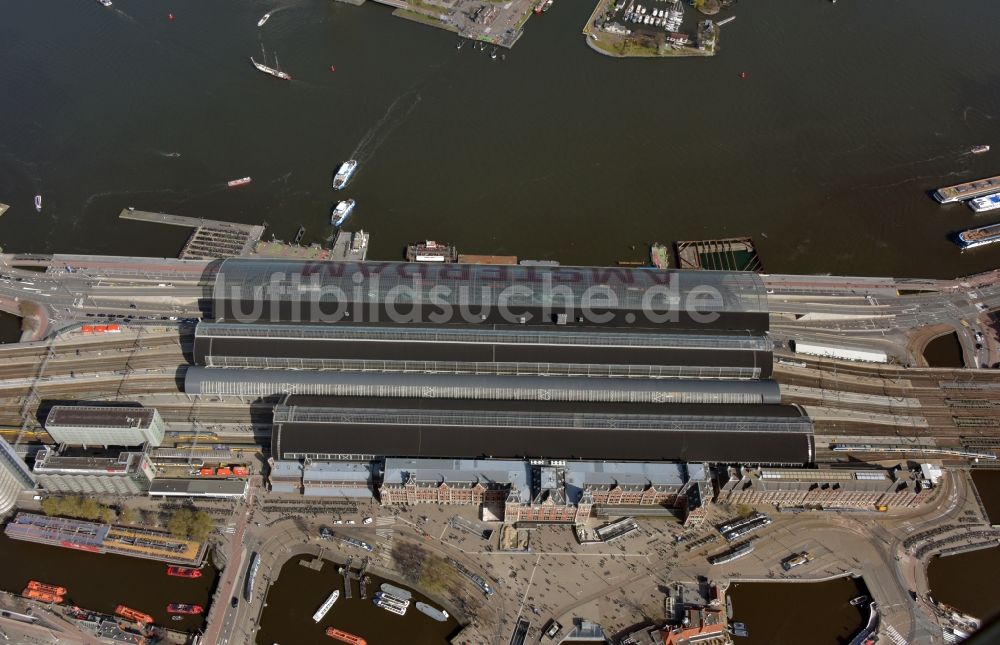 Luftbild Amsterdam - Hauptbahnhof Amsterdam Centraal im Centrum in Amsterdam in Noord-Holland, Niederlande