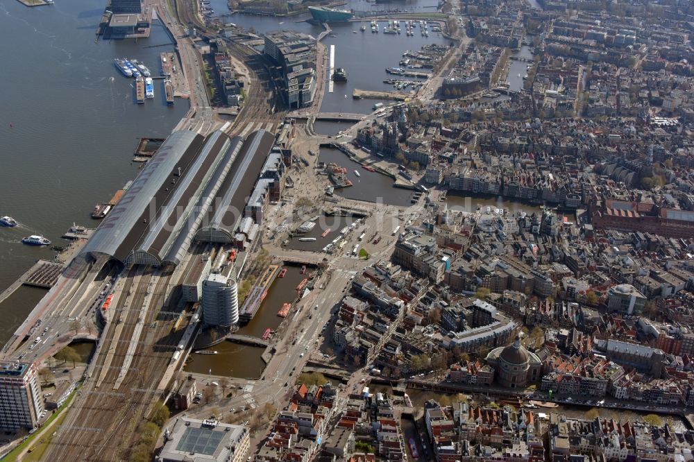 Luftaufnahme Amsterdam - Hauptbahnhof Amsterdam Centraal im Centrum in Amsterdam in Noord-Holland, Niederlande