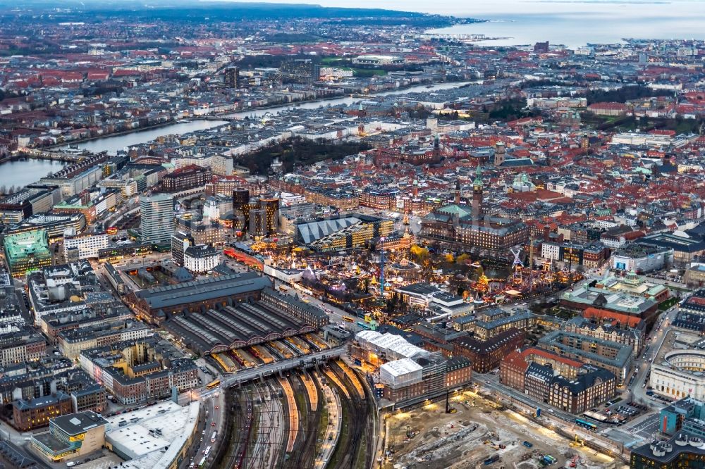 Kopenhagen aus der Vogelperspektive: Hauptbahnhof der Bahn in Kopenhagen in Region Hovedstaden, Dänemark