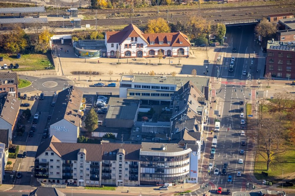Luftbild Moers - Hauptbahnhof mit Blick auf die Wohngebiets- und Gewerbeflächen Vinzenzstraße - Homberger Straße in Moers im Bundesland Nordrhein-Westfalen, Deutschland