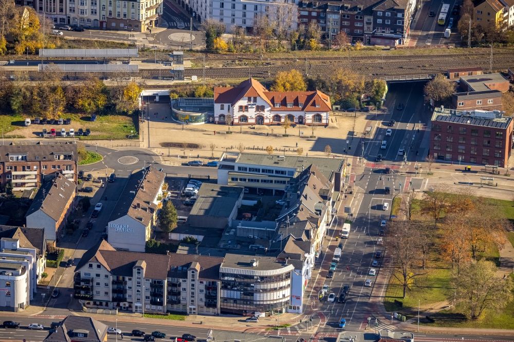 Moers von oben - Hauptbahnhof mit Blick auf die Wohngebiets- und Gewerbeflächen Vinzenzstraße - Homberger Straße in Moers im Bundesland Nordrhein-Westfalen, Deutschland